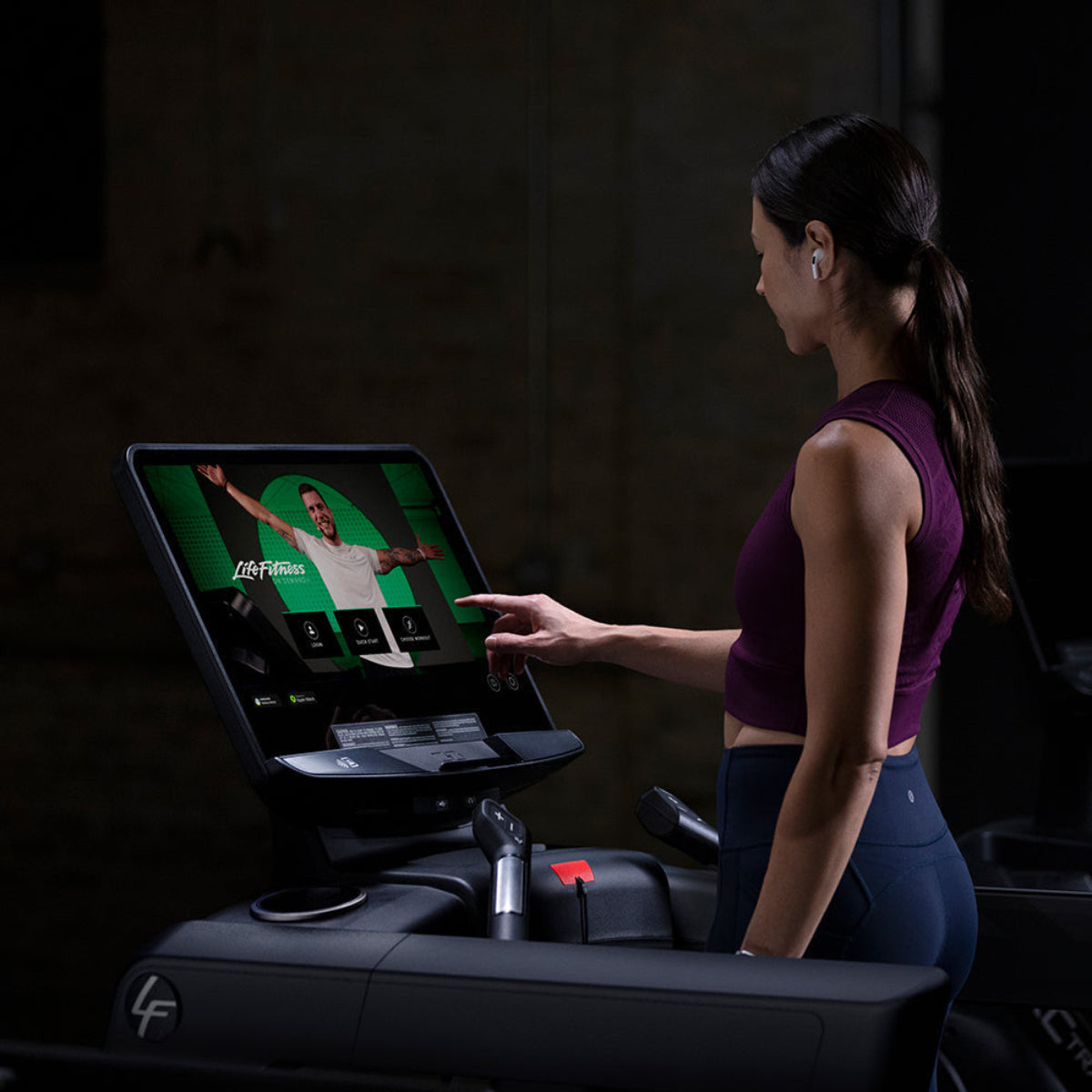club-series-treadmill-update-lifestyle-2-1000x1000_2001x