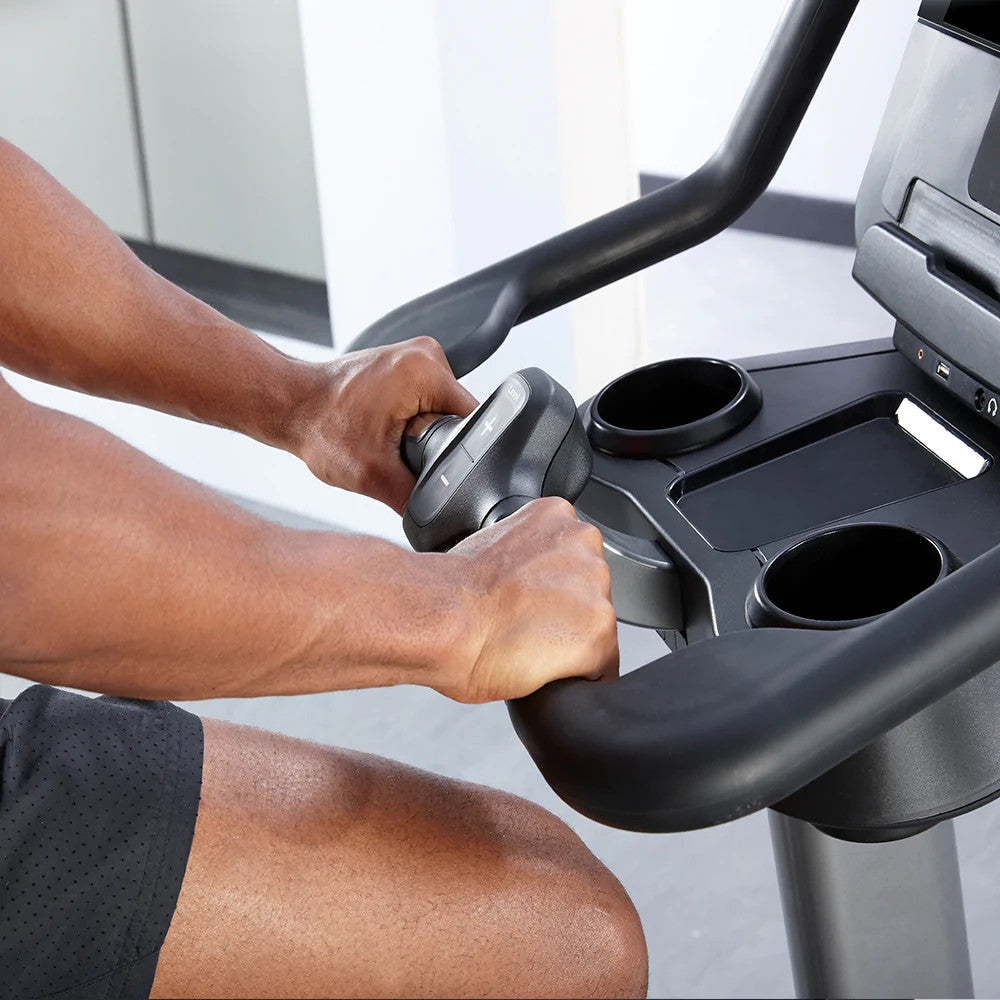 Life Fitness Club Series + Plus Upright Lifecycle Bike